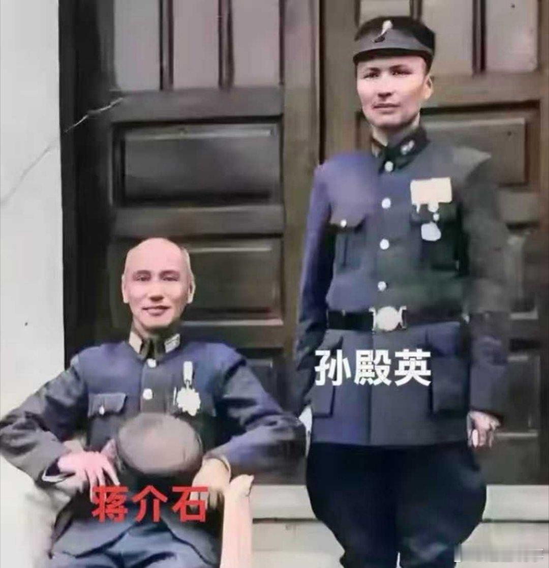 1946年，蒋校长与孙殿英在南京的一张留影。镜头中老蒋端坐在椅上，孙殿英站在一边