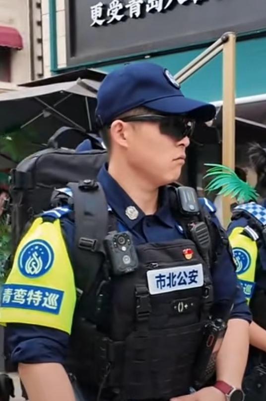 辅警的全名叫“警务辅助人员”，并不叫“辅助警察”！

辅警是“辅警”，警察是“警
