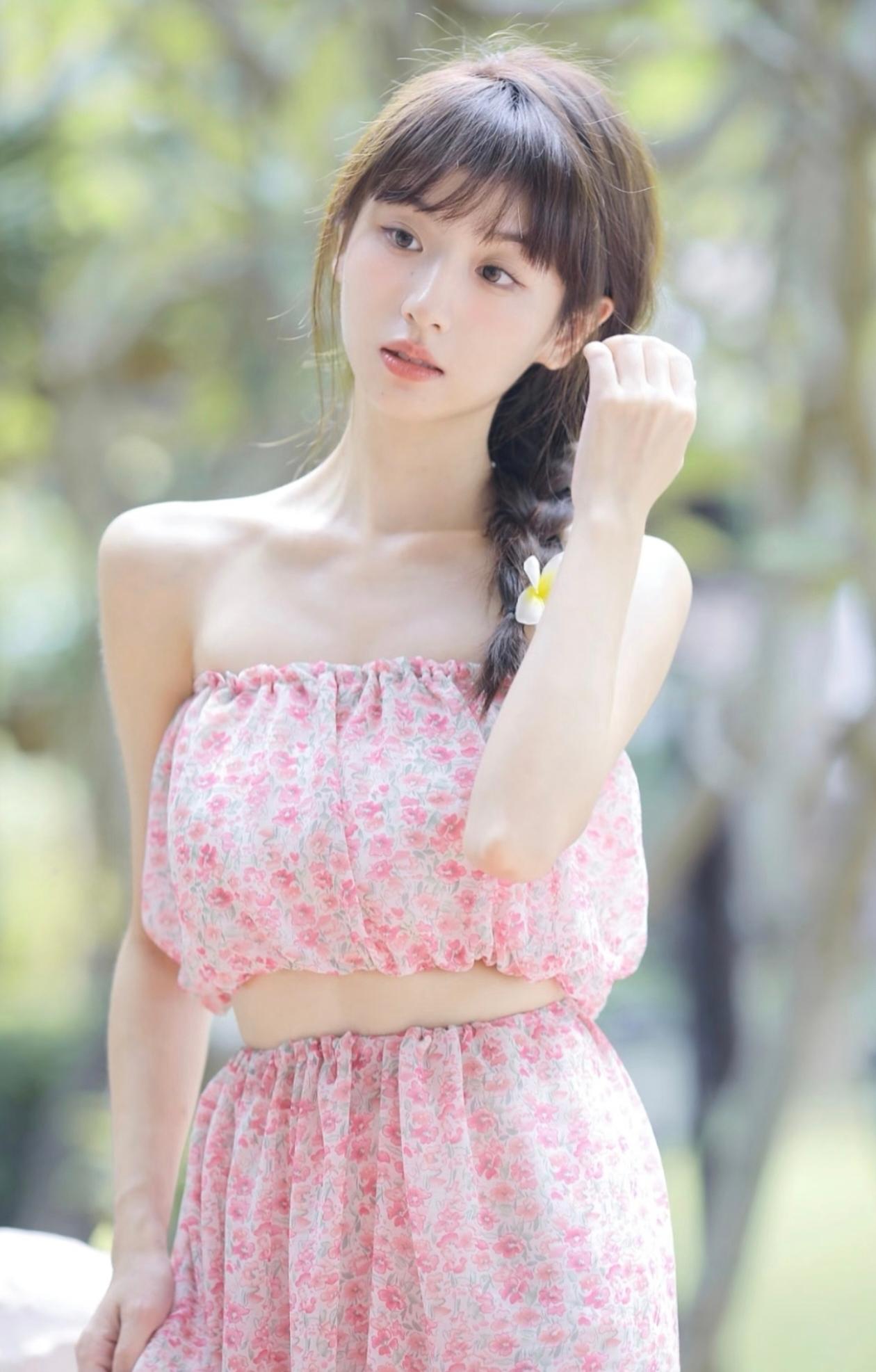 娉婷婀娜，尽显秀气🌸🌸🌸
 穿碎花裙的女子 碎花裙写真 碎花裙拍照姿势 水