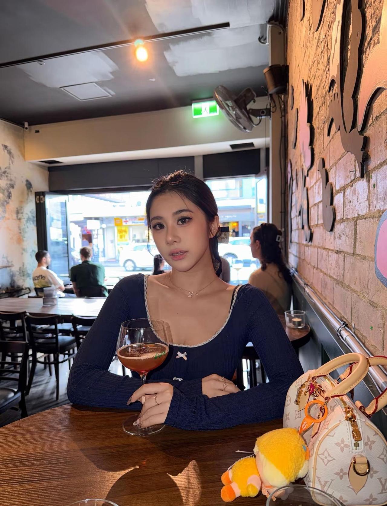 Newtown辣妹穿搭 咖啡店拍照 柳智敏