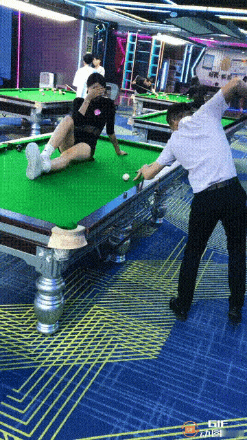 图一：妹子长点心啊，千万不要随便去相信一个人。
图二：小哥这是什么心态啊？捂着鼻