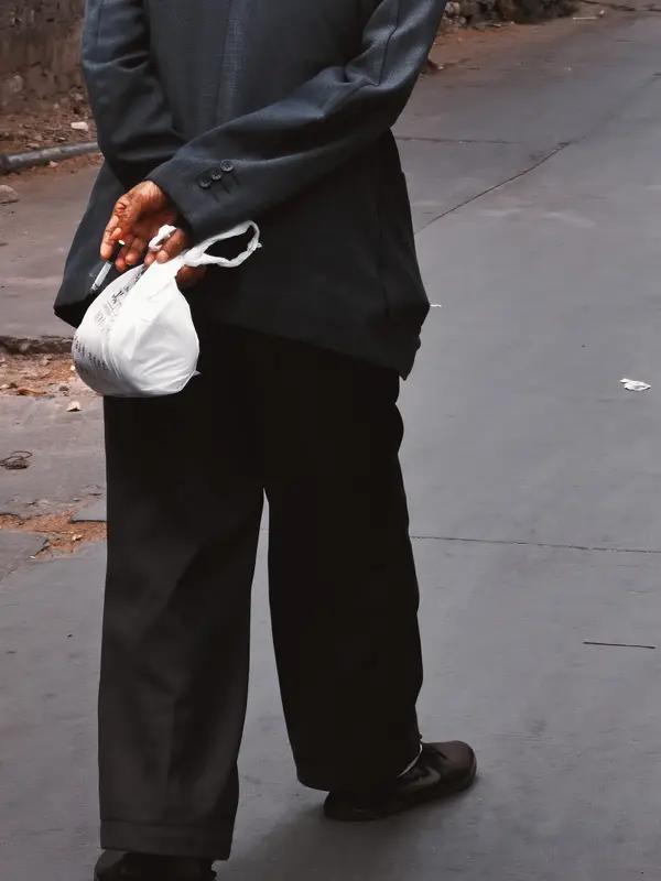 人老爱唠叨，树老根须多。人上了年纪容易犯懒，对个人卫生也不太在意。于是便有了“嘴