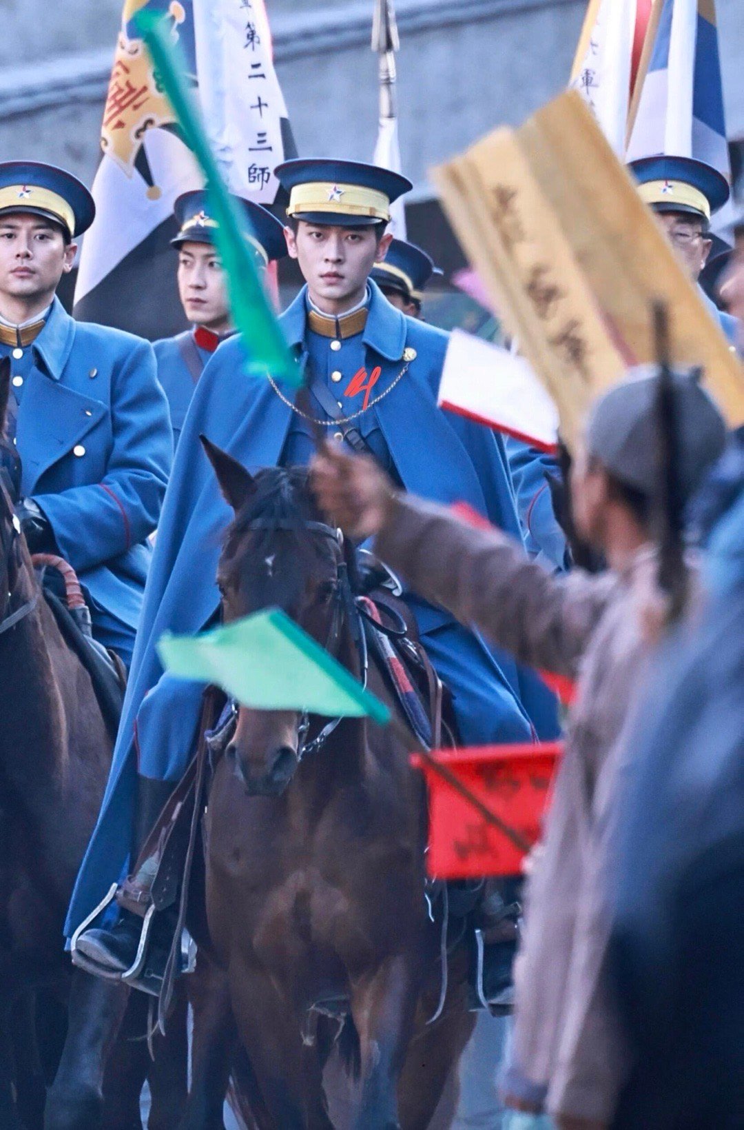 丞磊冷感美学丞磊民国军装造型鲨疯了，冷感美学直接拉满！这是什么冷脸军阀味 