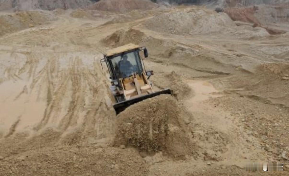 好主意，成品放行+原料卡关。
根据彭博社12月24日报道，中国11月对美稀土磁体