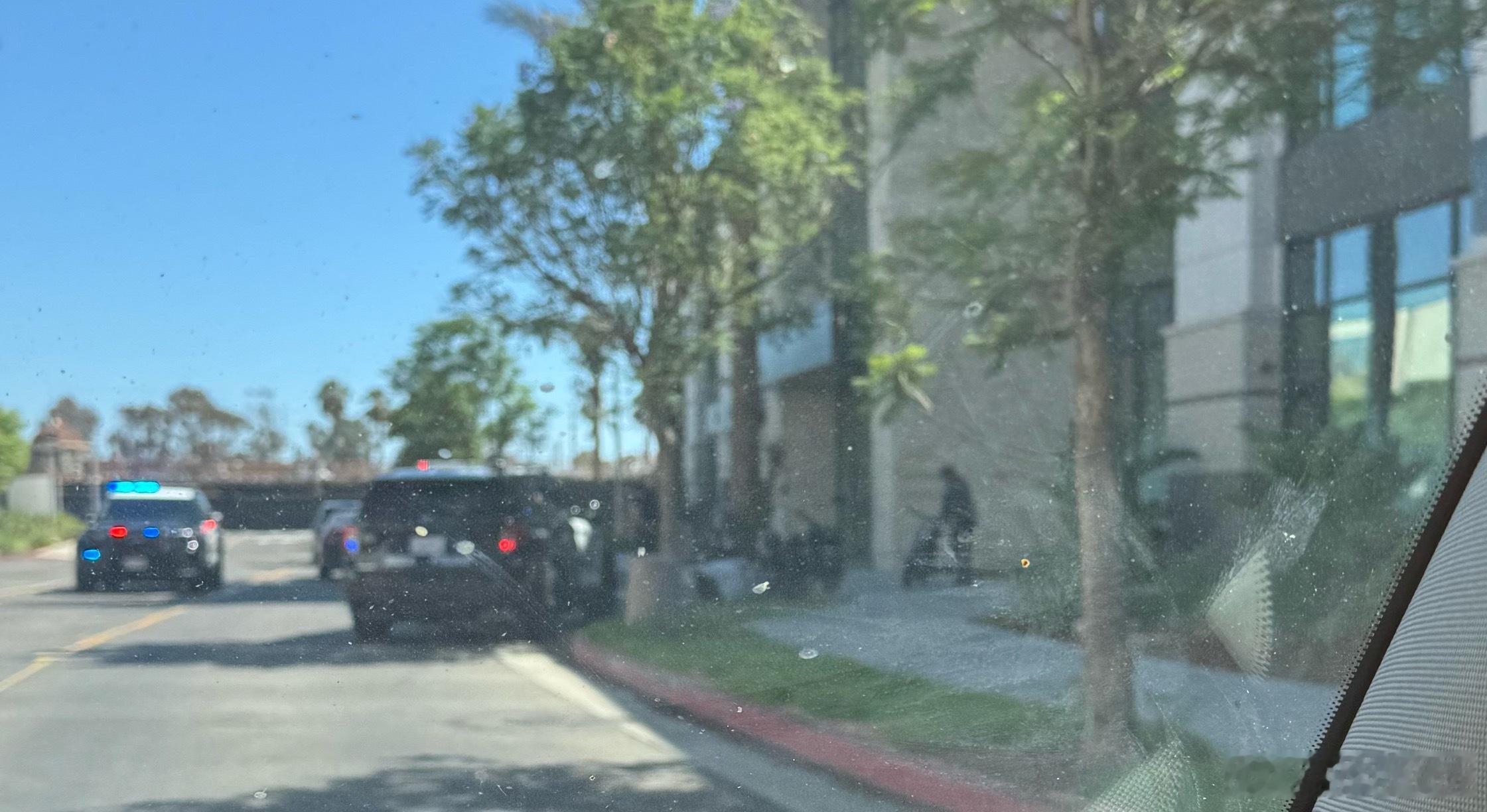 吃完饭出来去停车楼，好几个半大小子骑着一种粗轮子的自行车呼啸而过。那地方是停车楼