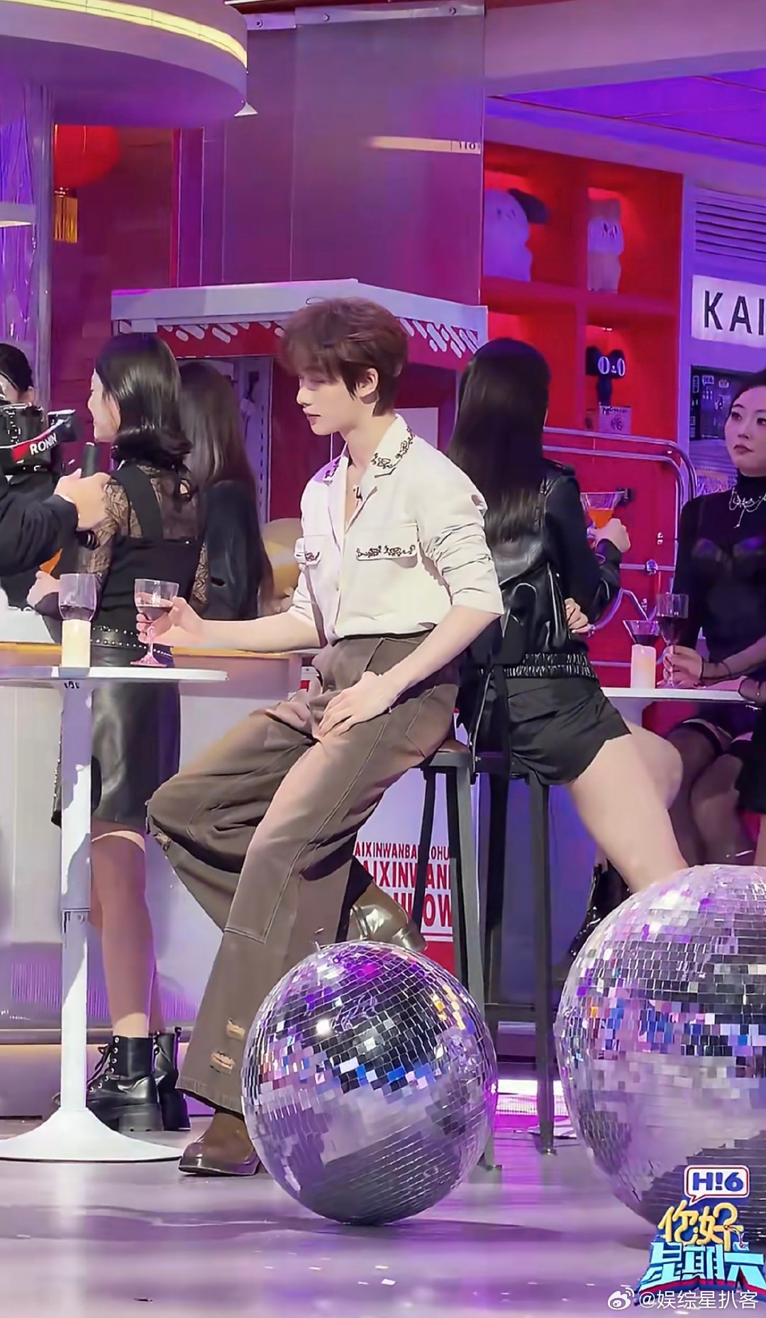 丁程鑫舞台chill感拉满 丁程鑫舞台上的松弛感太绝，碰杯动作随性又有范儿，ch