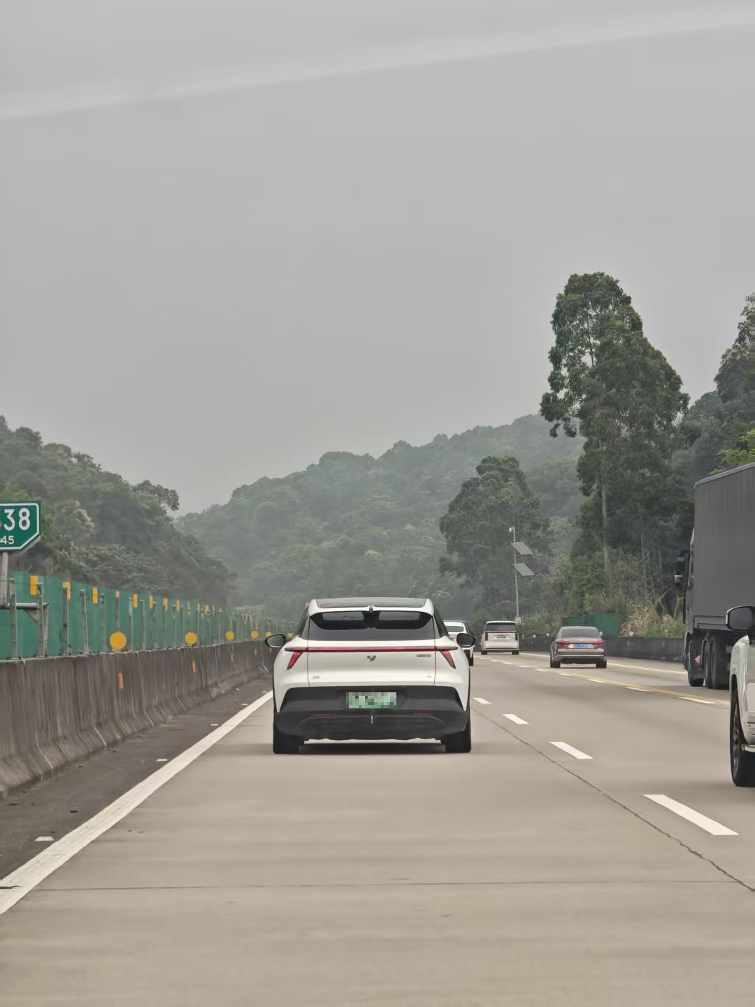 这车的白色是越来越少见咯，记得当时首批紫色卖得挺好的，现在价格其实也挺香的。 