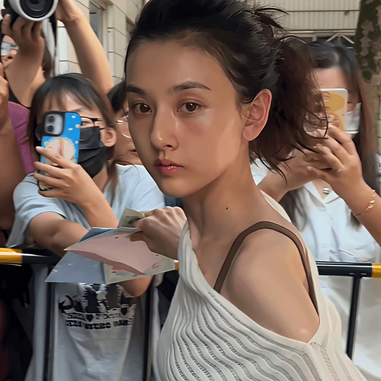 宋祖儿素颜比化妆还好看，这姑娘应该不会有容貌焦虑吧，毕竟长得这么出众 
