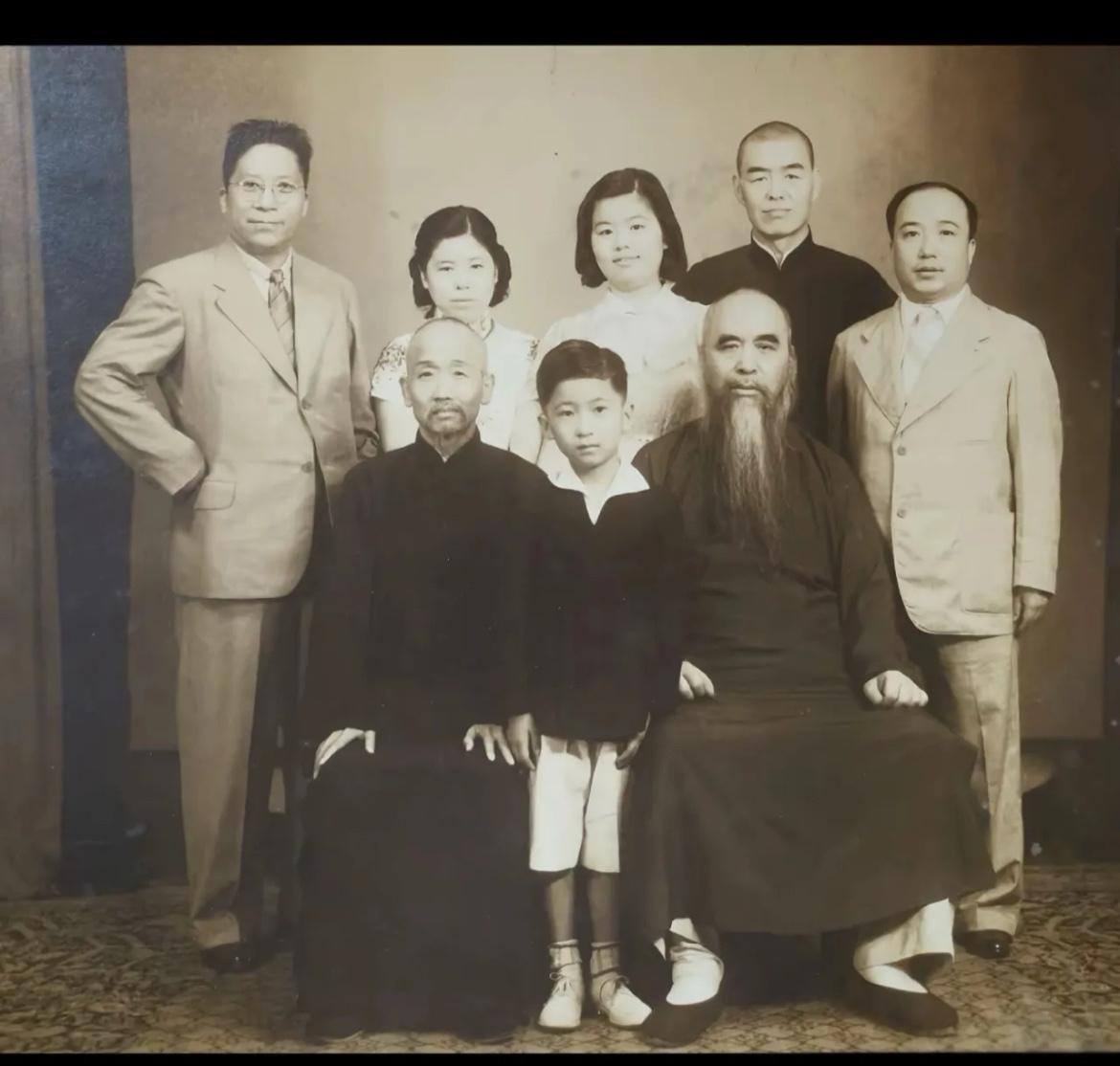 1937年，杨虎城被迫“出国考察”前，在上海与于右任、邓宝珊、王陆一等好友聚会告