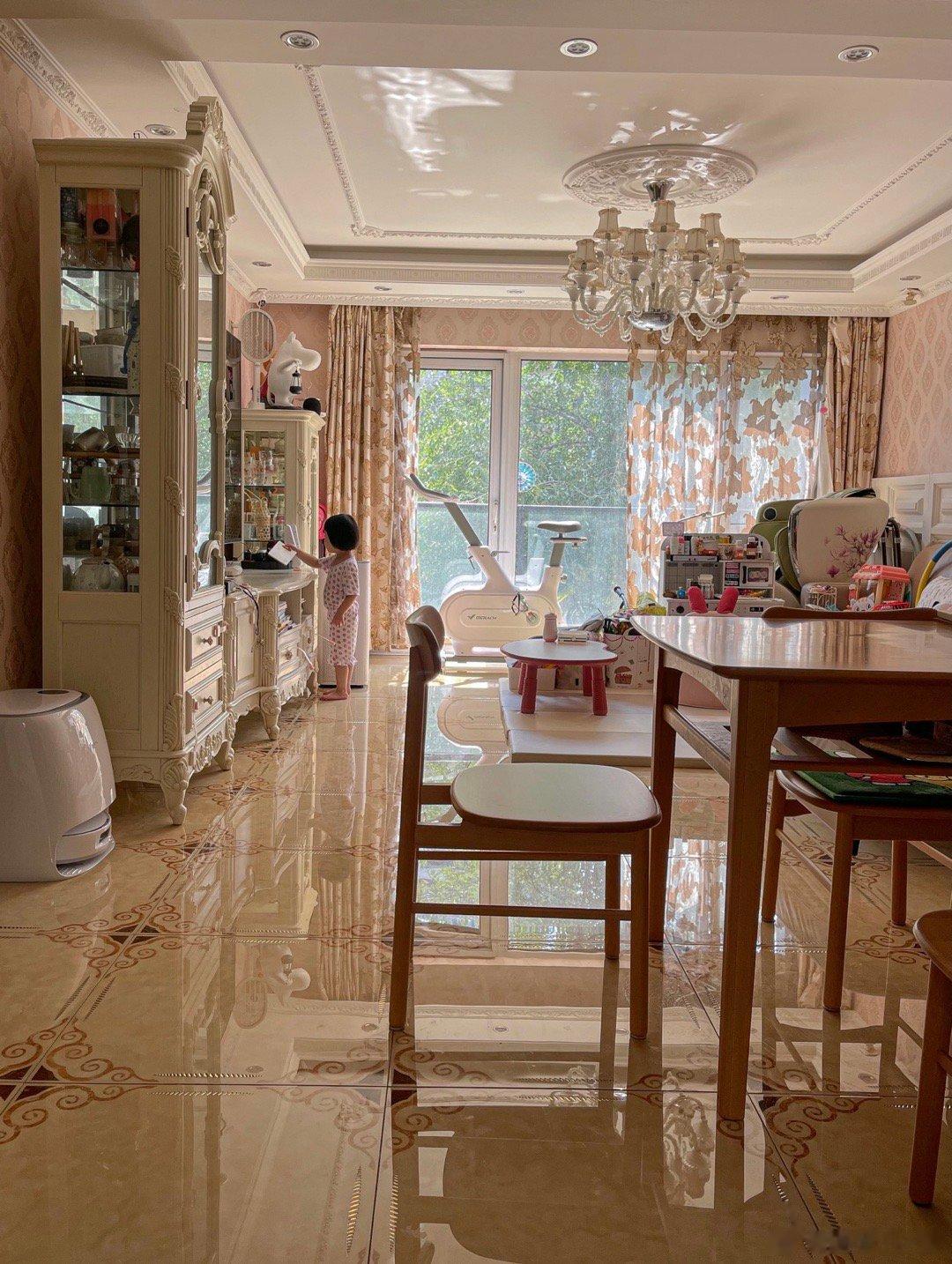 带着女儿打扫屋子这个效果很满意，知足了[哈哈]。她现在知道云鲸出来时，不往地上扔