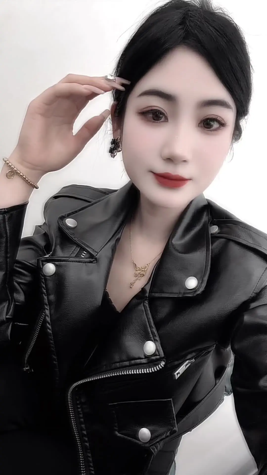 经历告诉我 ，什么都得靠自己 ，有苦自己吃，有伤自己养，有泪自己擦，咽...
