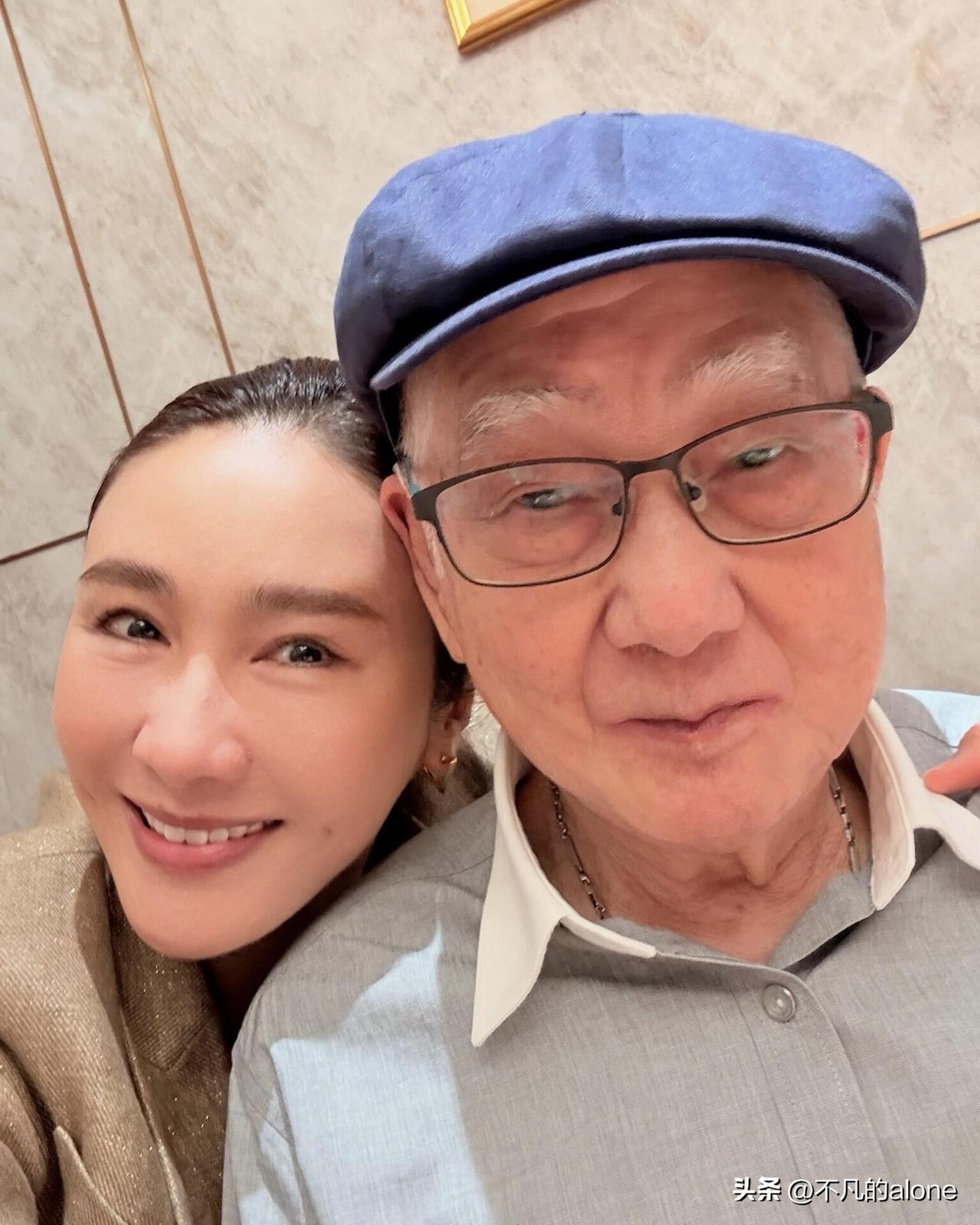 6月22日，演员黎姿发文说：“女儿永远是爸爸的小棉袄，祝父亲节快乐！”

她晒出