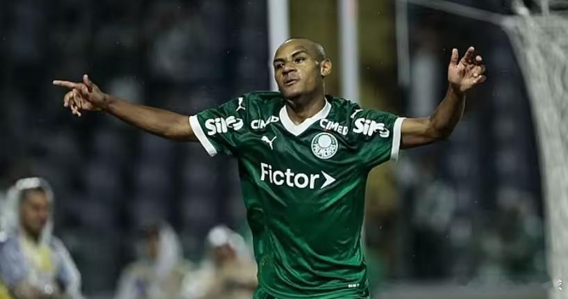 据英国《每日邮报》报道，曼联正与曼城和巴塞罗那抢人，他们准备为16岁的巴西天才爱