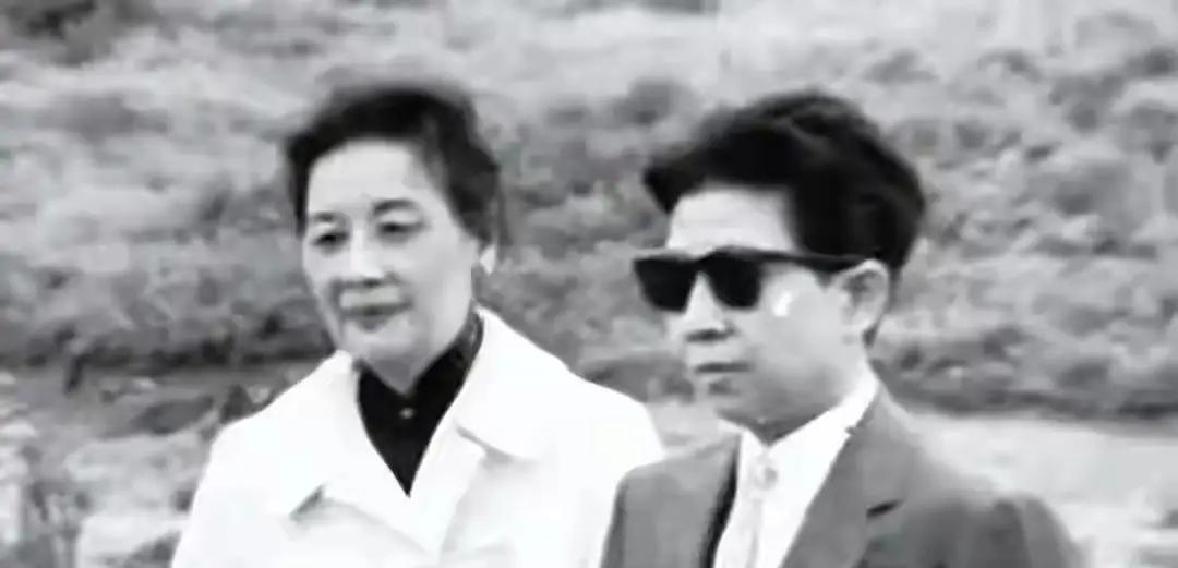 1994年，孔令伟病逝。葬礼上，姐姐脱掉她身上的男装，为她穿上传统旗袍，又化了淡