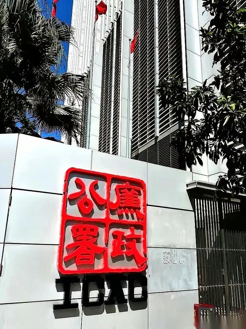 一直以为港片里查案的廉政公署，是公务员里的精英。
 
结果今天才知道，人家压根就