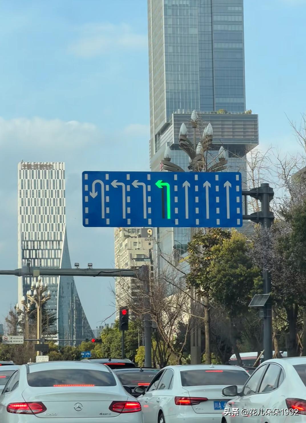 这个车道今天亮绿色的啥意思？
是第四个车道可以左转吗？这一个车道可以反复的变，是