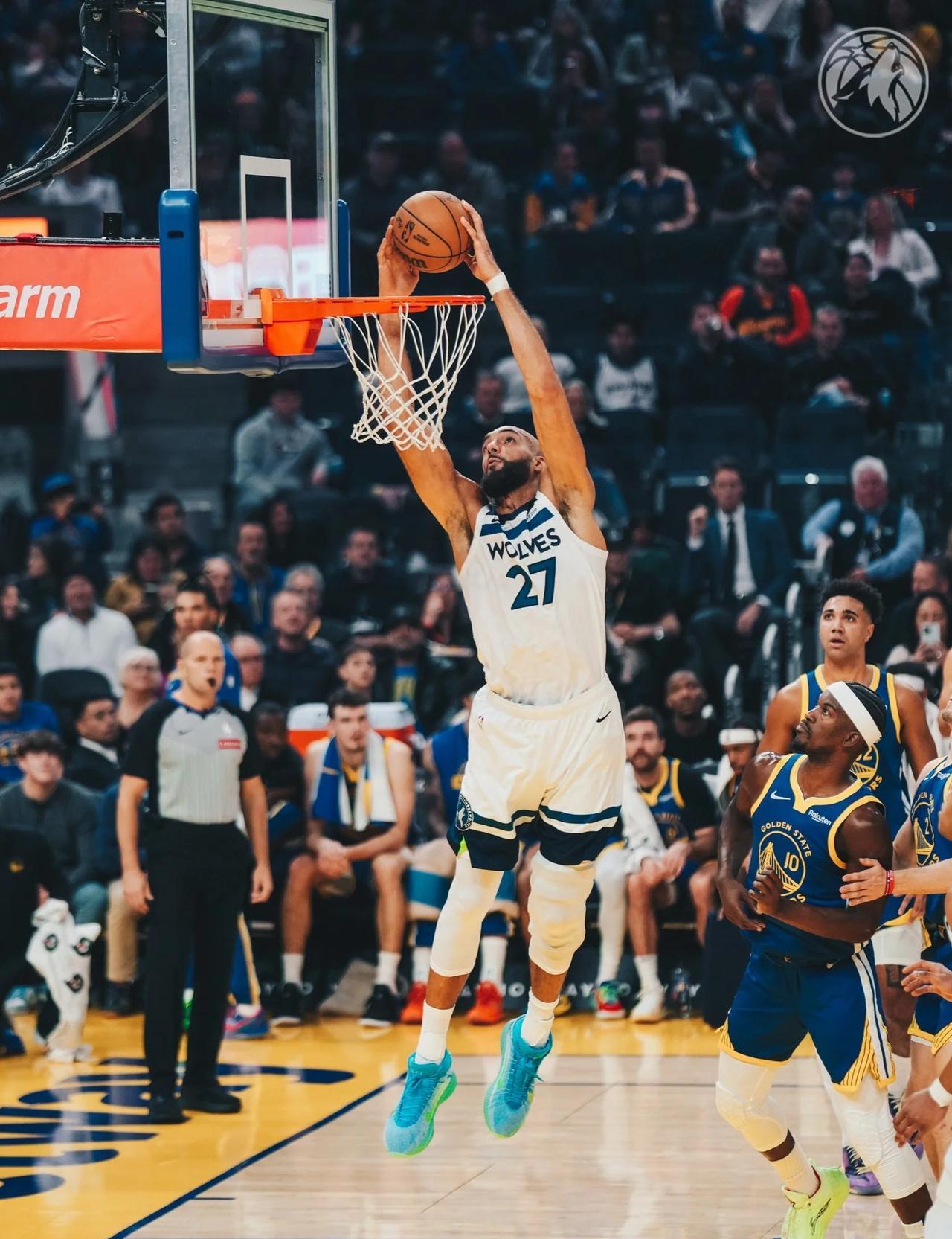 你见过中线发球直接变成扣篮表演吗？
戈贝尔昨晚八次砸穿勇士篮筐，禁区里站着的全是