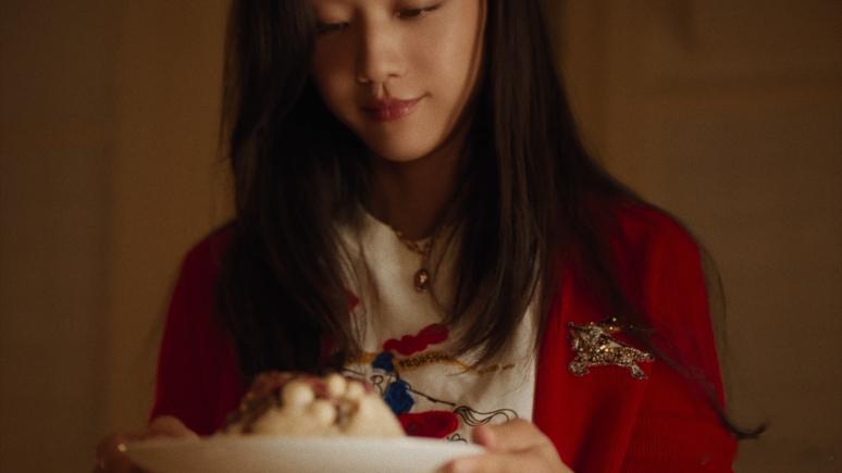 汤唯Burberry电影感 看汤唯端出那碗凝聚心意的八宝饭，仿佛也看到了无数个为