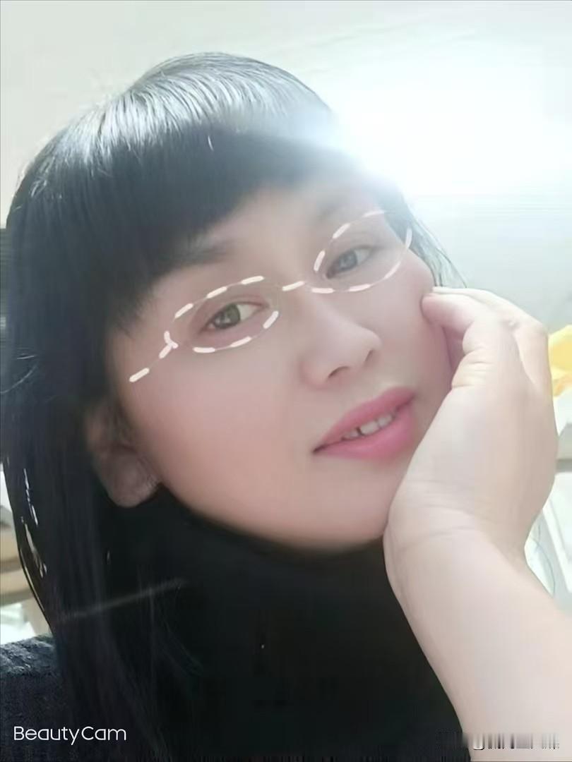 春茶与雨丝
毓影（黑龙江）
 
烟雨把心事揉软
凝成一朵含着泪的云
被春风轻轻托