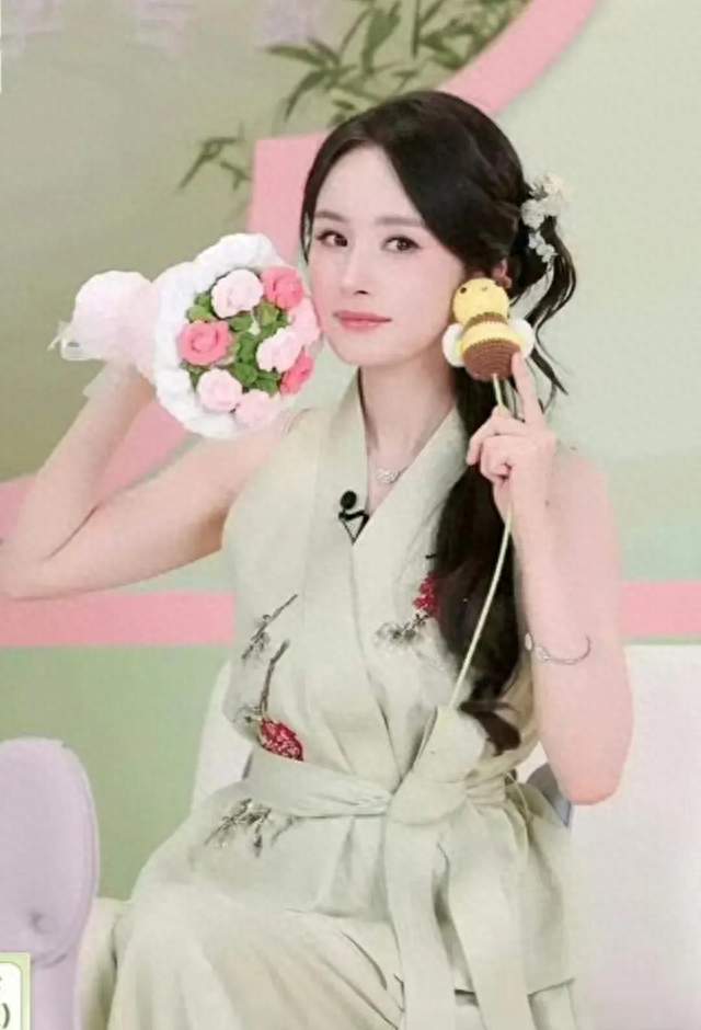 杨幂｜MESSENTIAL，秋日一抹绿色，治愈美好