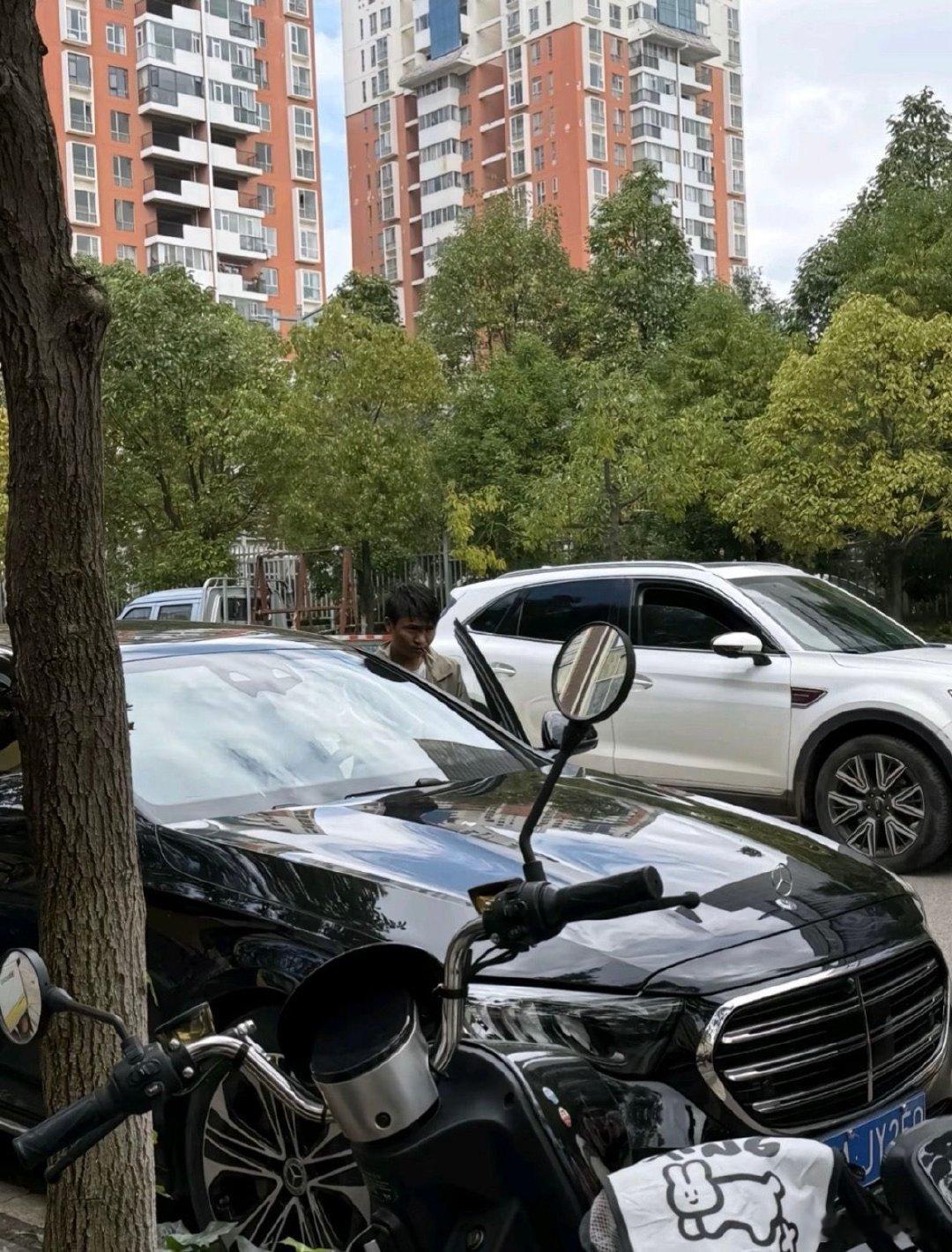 上拉如买车了小英老公买车了，这两人不是说要离婚吗…小英老公买车了 ​​​