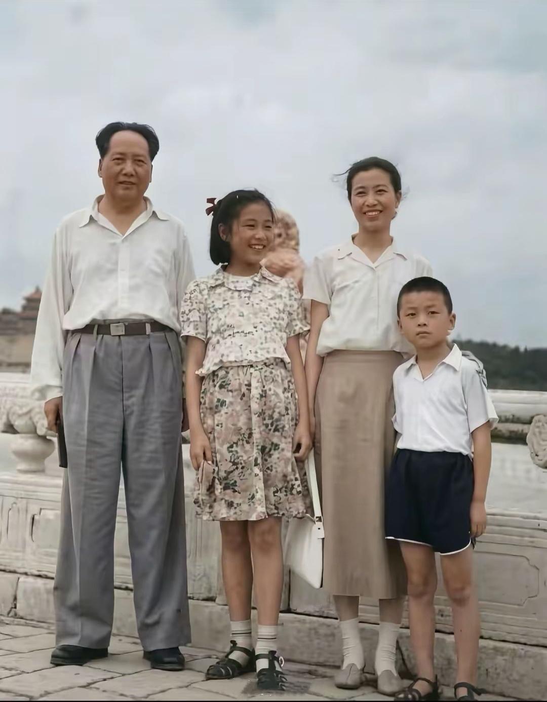下图是毛泽东与女儿李讷、江青姐姐李云露（照顾李讷饮食起居）和侄子毛远新（其弟毛泽