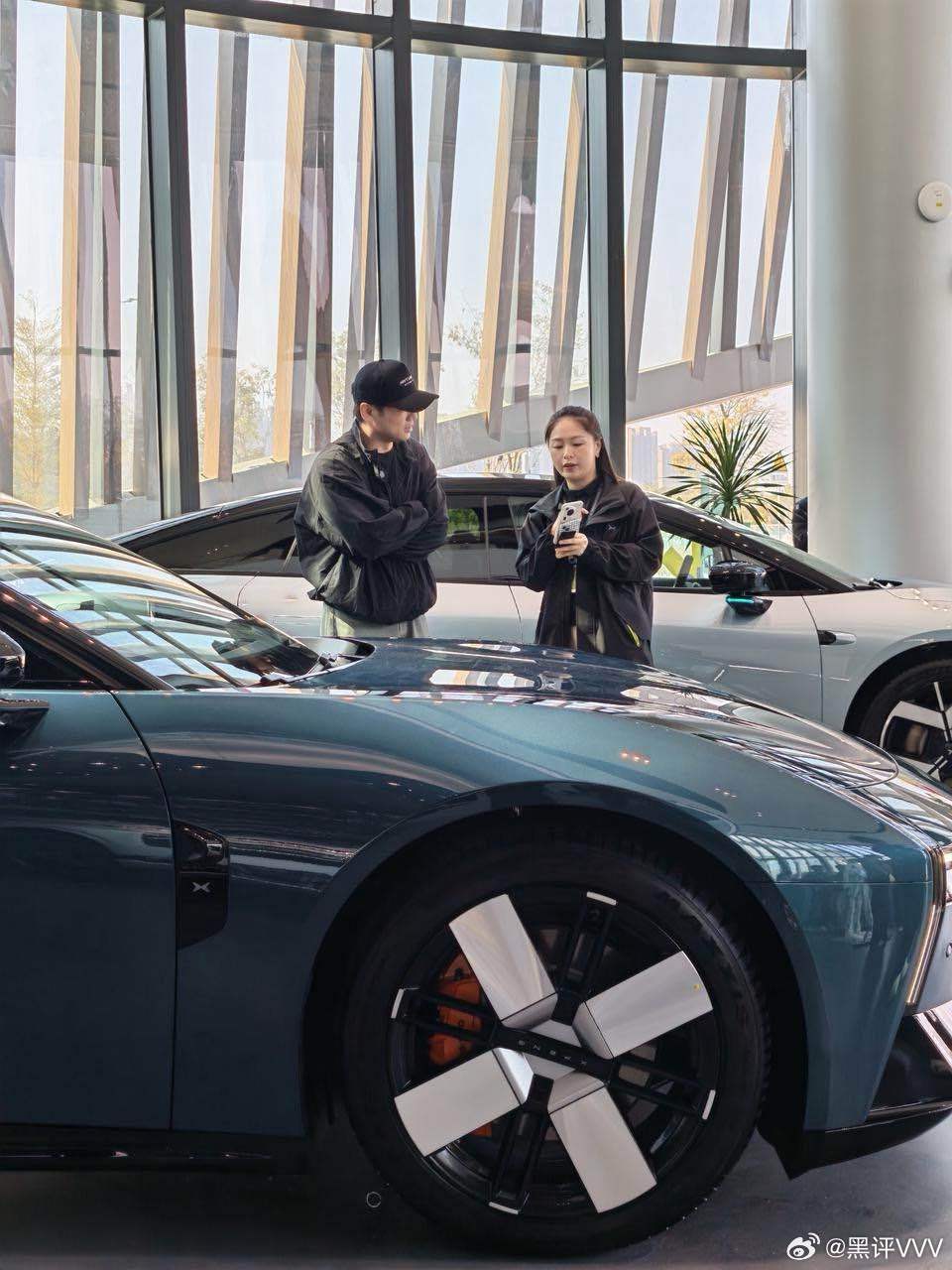 美食圈顶流乌啦啦闪现鹏厂，一眼就被全新小鹏P7未来感的原创设计戳中。试驾连连夸赞