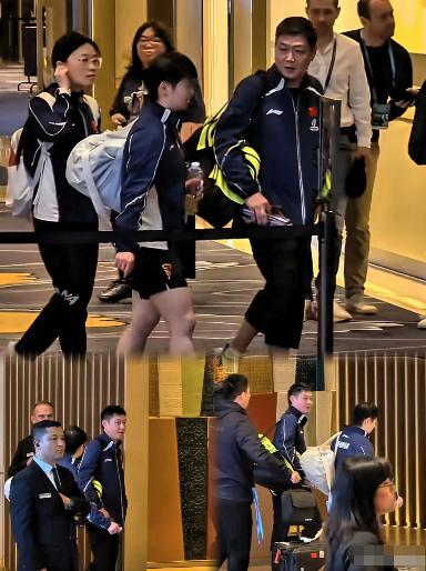 昨晚孙颖莎赢下蒯曼后，看台上发生了一幕让不少球迷直呼“破防”的细节。
 
当时小