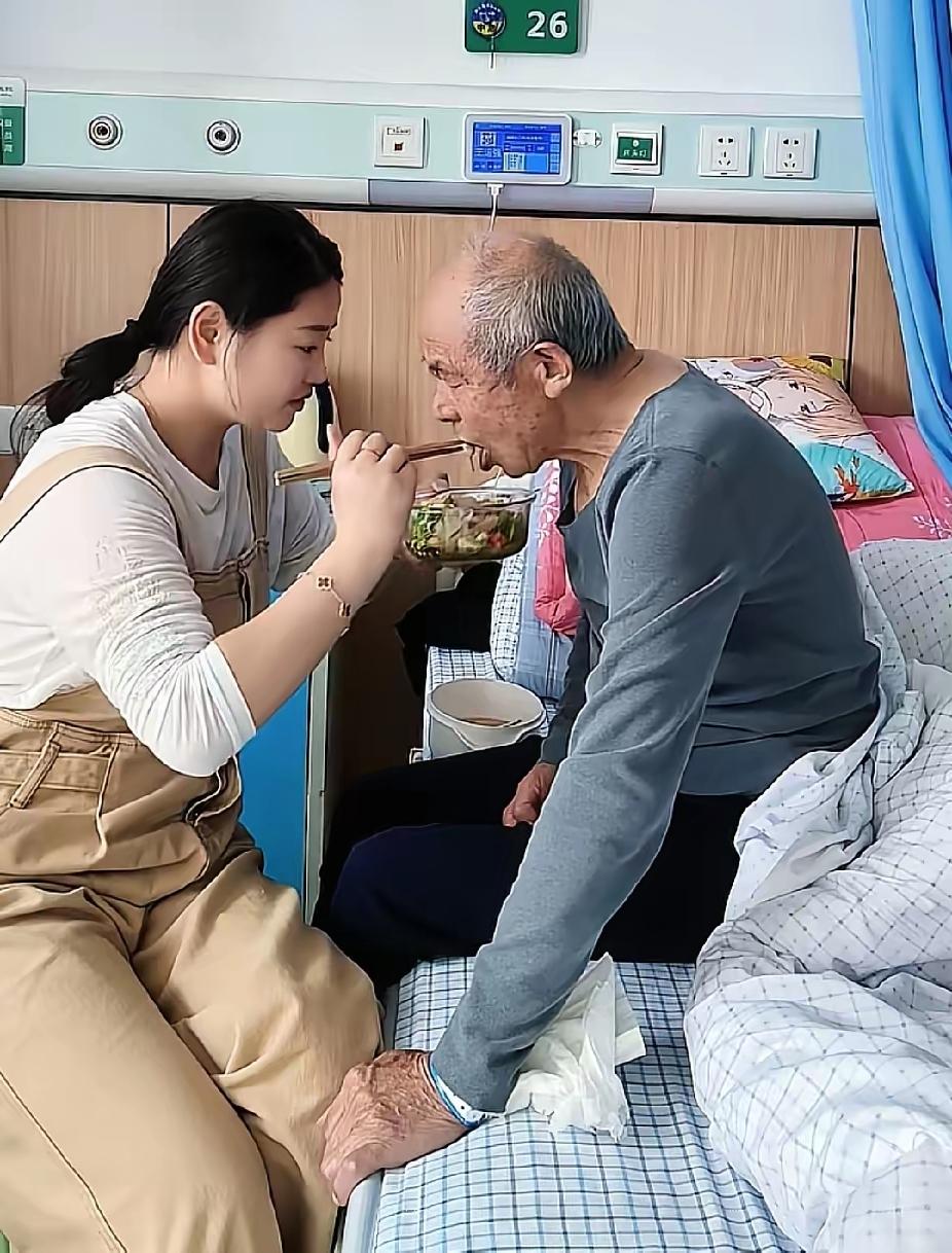 一位年轻女子坐在床前，一口一口地喂着生病的白发老人，同病房的人知道女子和老人的关
