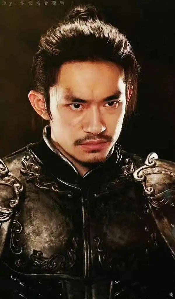 易烊千玺与这种妆造适配度也太高了，这种颜值确实挺适合这种老的造型的 ​​​