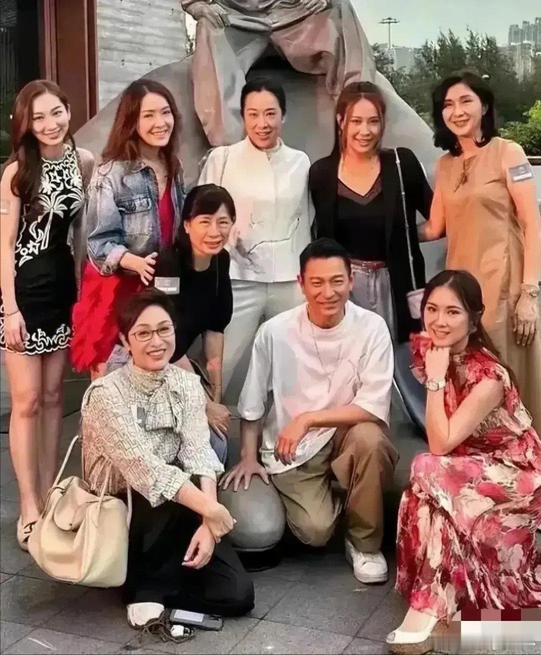 一群老牌明星，原谅我只认得刘德华一人。 