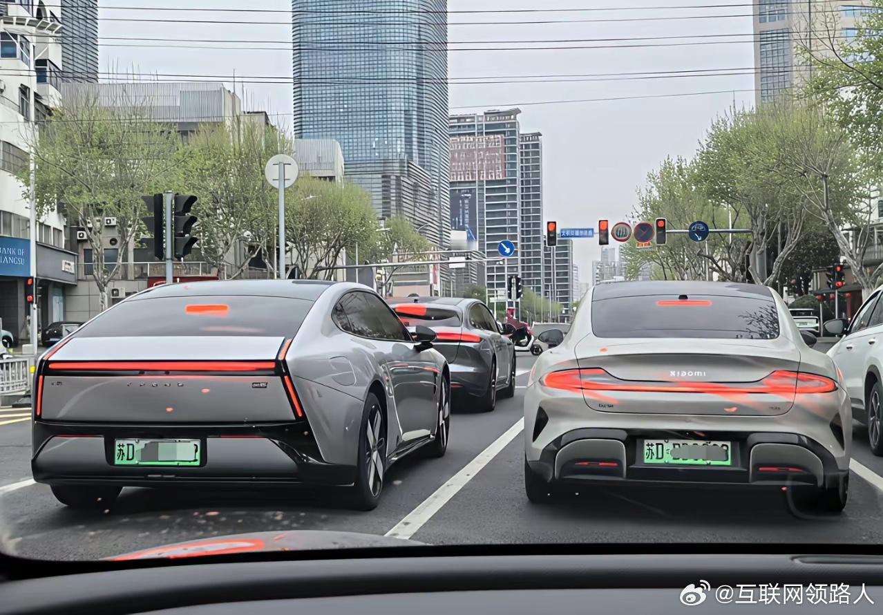 小鹏P7跟小米SU7，一个线条全是直的，一个线条全是弯的，大家说说看谁的设计更棒