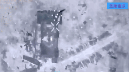 哈尔科夫地区，一架乌军的“芭芭提娅”六旋翼无人机在执行任务，被俄军的航拍机发现了