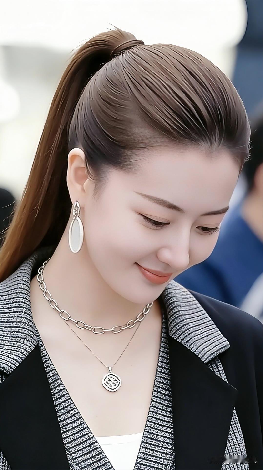 优雅气质，简约时尚，精致妆容，完美搭配！