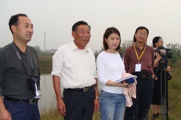 今儿咱们聊的，是一场因为“自己人捅自己人”引发的遥控器暴动。

事情起因不复杂：