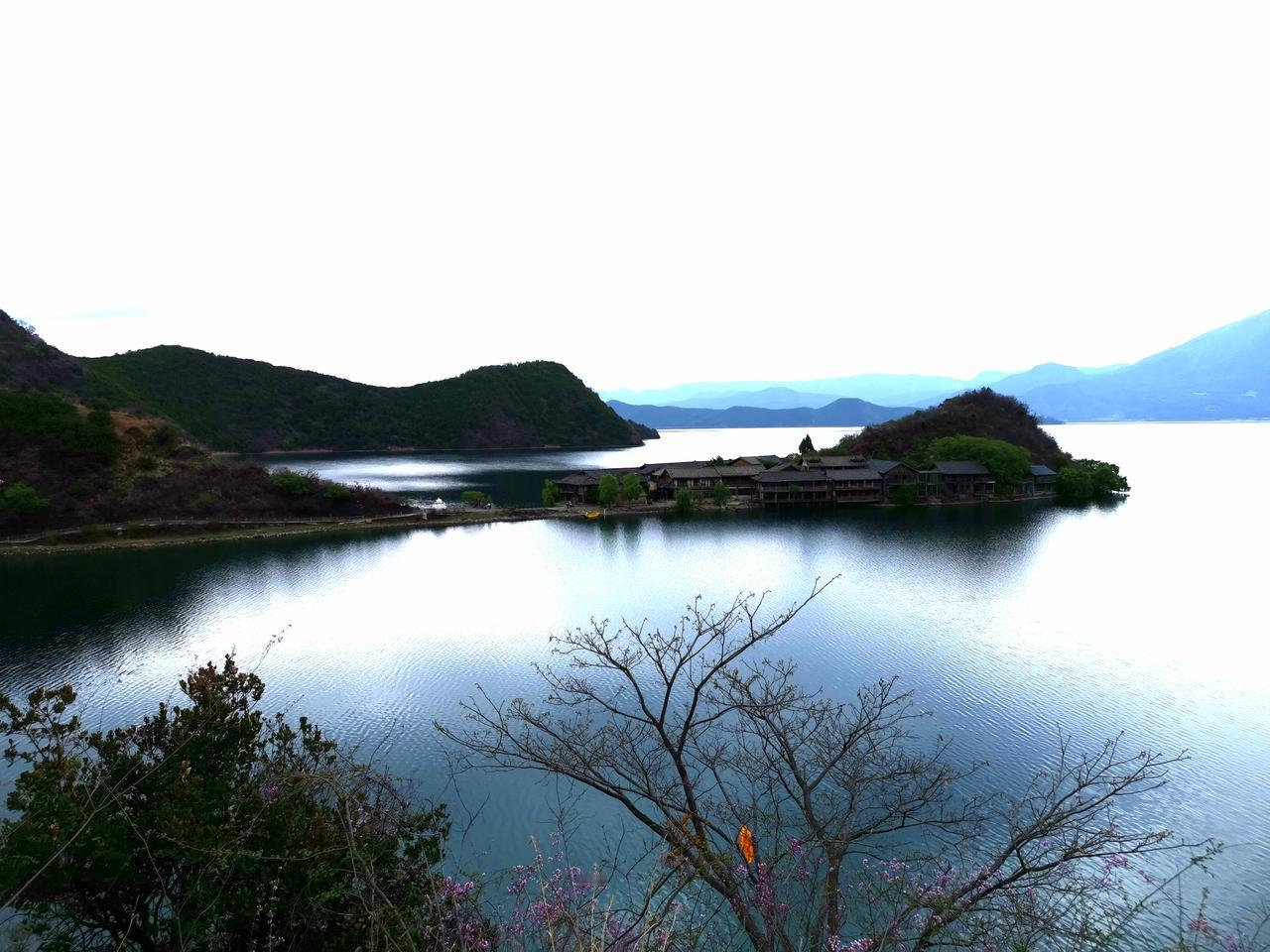 游泸沽湖记
身为退休之人，若未曾踏足泸沽湖，总觉得人生留有一桩憾事。为了却此心愿