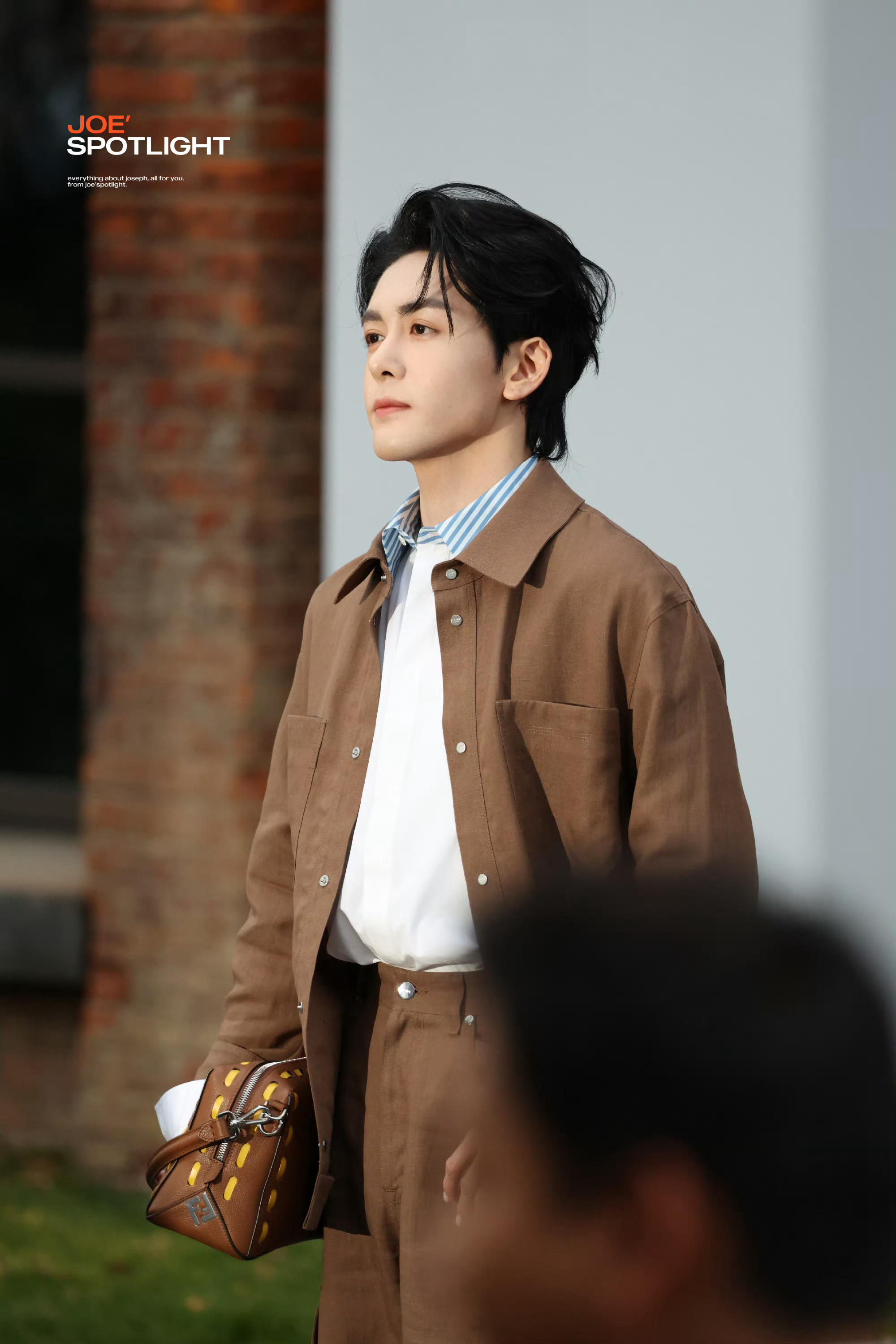 曾舜晞生图帅成啥样了曾舜晞飞吻饭撒 生图镜头下的曾舜晞颜值依旧出众，清俊挺拔自带