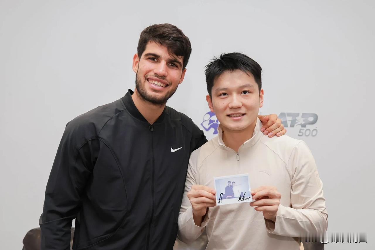 #2024中网##樊振东为阿尔卡拉斯挑边#
#樊振东阿尔卡拉斯拍立得##樊振东感