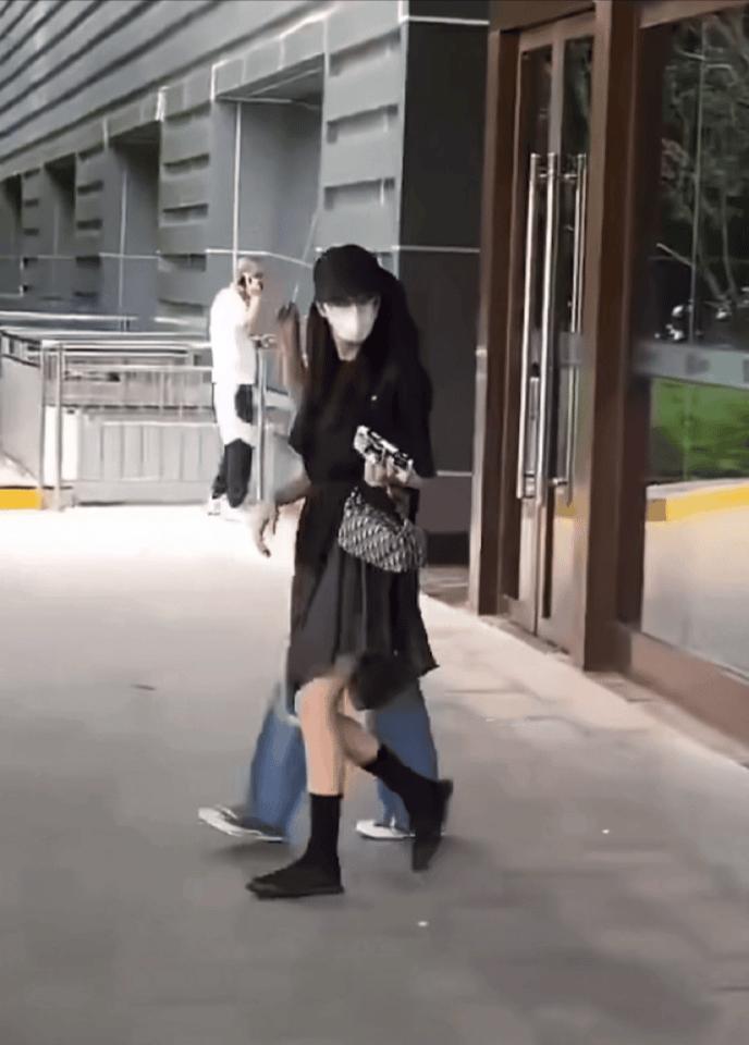 可爱的人有两个蹦蹦跳跳阳光在照耀洋迪