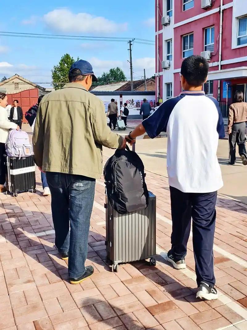 为什么现在连初中生都要接送？起初以为只是车多、路远、人贩子吓怕了。后来才明白，这