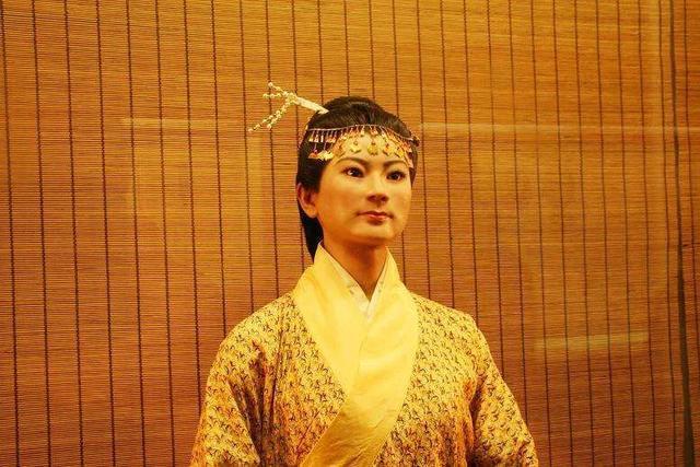 马王堆汉墓里出土了一具两千多年前的女尸，保存完好，举世震惊。考古学家根据墓中一枚