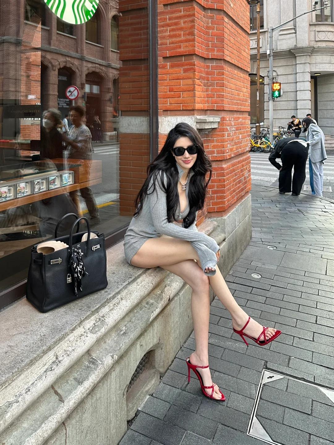 上海173身高健美系兼职模特小美女，柔韧如嫩藤缠枝般脚踝软筋，在踮脚时会轻轻显现