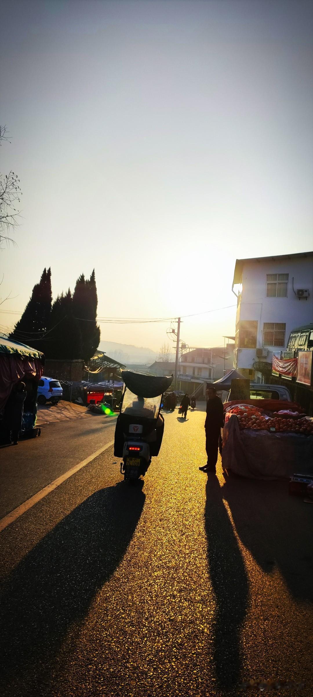 晒图笔记大赛世界陷入寒冷与沉寂，直到晨光点燃日子。通往农贸市场的路被初生的太阳照