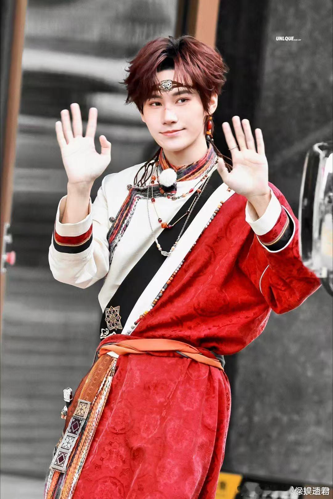 张真源跳进海里都说不清了 身边队友都满脸不解地发问，大家都很好奇他怎么会卡在同一