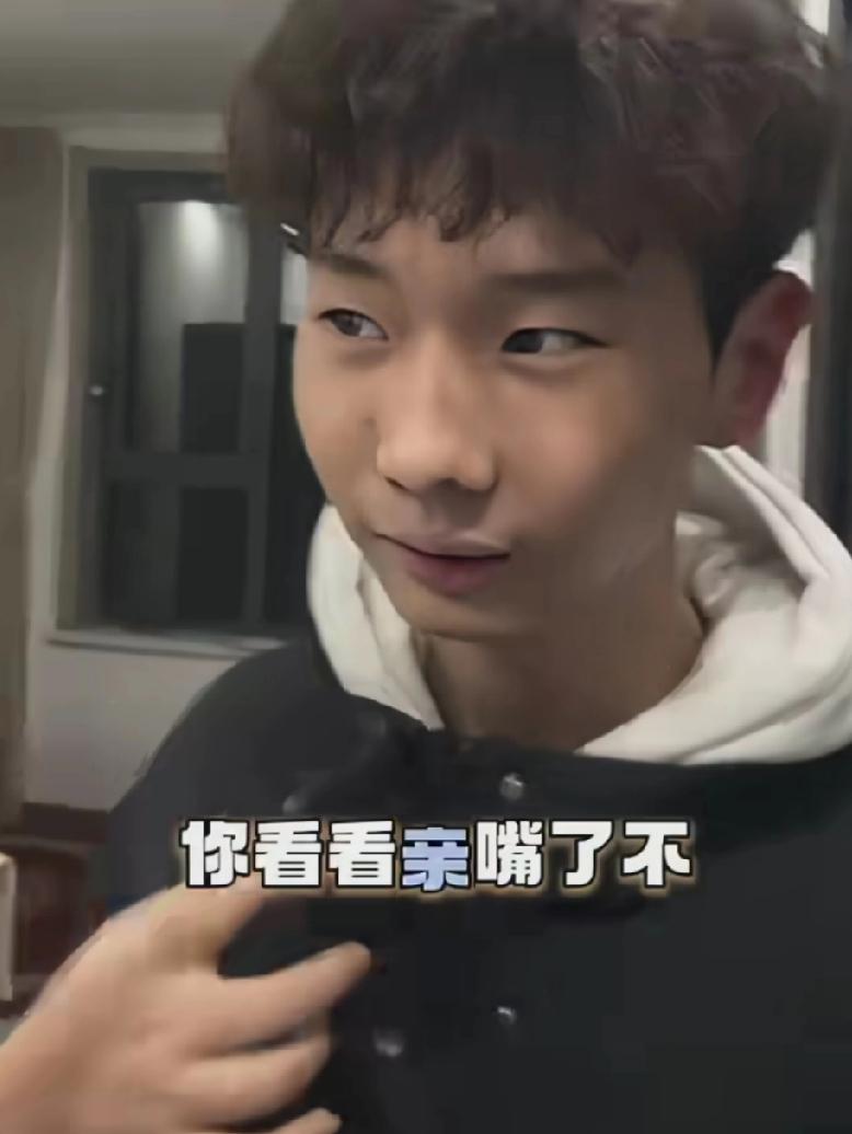 弟弟唇色发白的回了家，姐姐直接犀利指出，弟弟是谈恋爱了，还接吻了还拥抱了。

弟