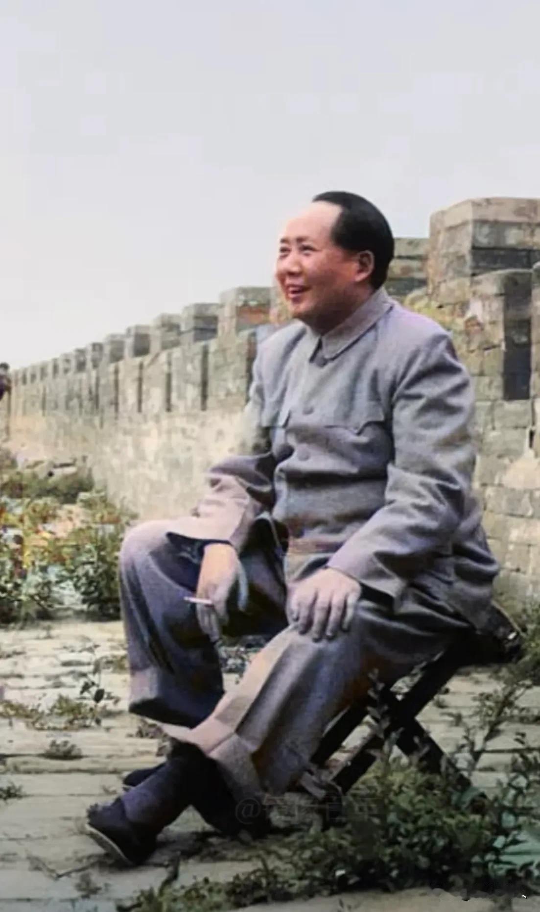这是毛主席的一张照片，我费了老大的劲才找到的！
大家猜一猜，这是毛主席在哪个地方