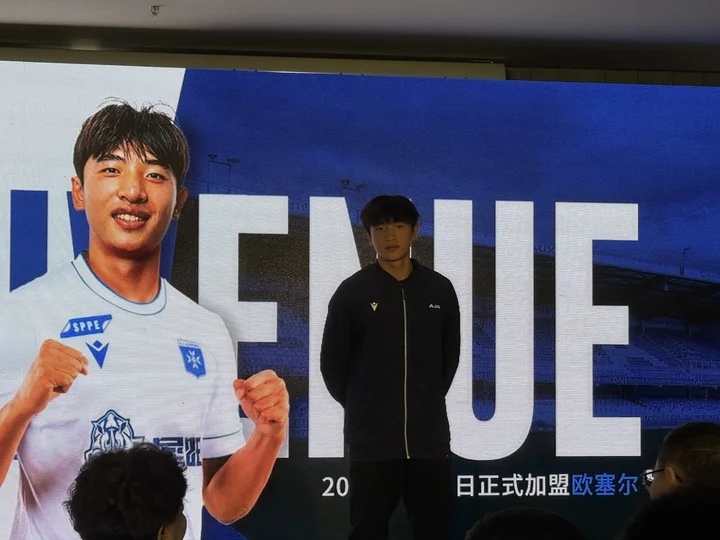 官方：梅州客家前锋魏祥鑫将于2026年7月1日正式加盟法甲欧塞尔，届时球员将年满