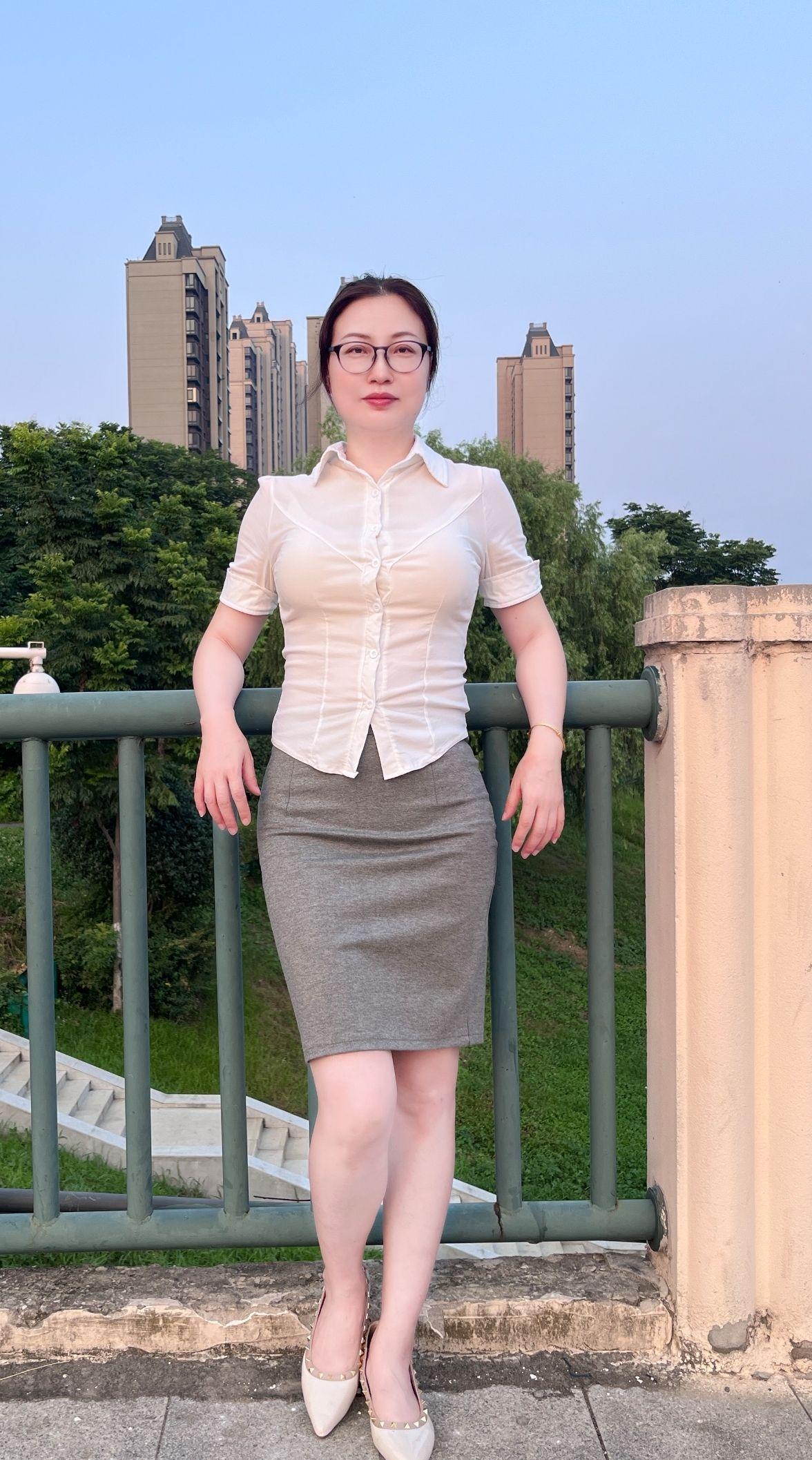 只要不照镜子 就永远年轻 只要皱纹不长进心里 就永远风华正茂。