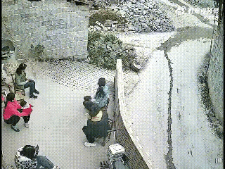 好家伙，大家能不能看清楚，这到底是烟还是灰，烟感觉也不太想，如果说是灰的话，水泥