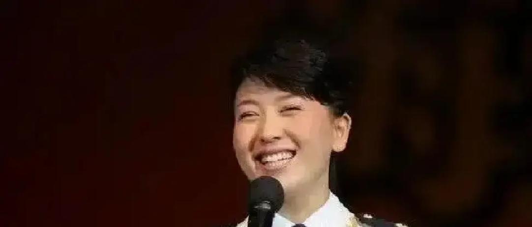 三天1亿播放，姜昆买菜被当爱国课
 
短视频里，姜昆拎着菜篮子讲小时候等父亲下班